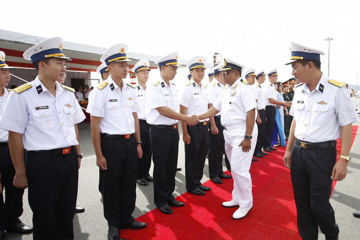 Indian Navy and Coast Guard vessels visit Khanh Hoa